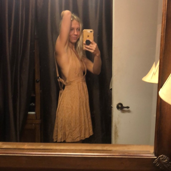 Open back with tie dress - Picture 2 of 10